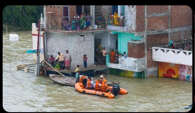 यूपी में बाढ़ प्रभावितों के लिए राहत अभियान तेज, 17 जिलों में प्रशासन अलर्ट