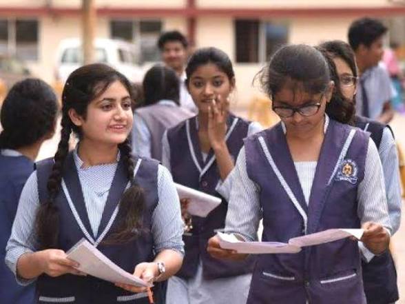 कलम के जरिए छात्राओं ने उठाई राजनीति में आधी आबादी की हिस्सेदारी की आवाज