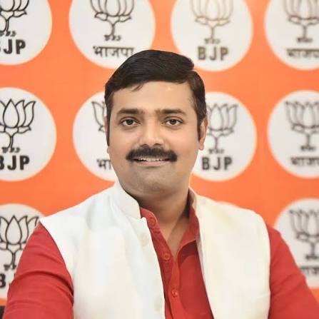 परिवारवाद के मुद्दे पर गरमाई सियासत, भाजपा ने अखिलेश यादव पर साधा निशाना
