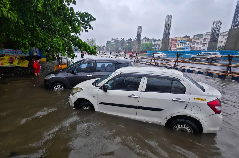 बाढ़ का कहर: ओडिशा के आवासीय विद्यालय में फंसे तीन सौ बच्चे, लगातार बढ़ रहा जलस्तर