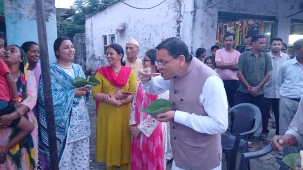 देसी अंदाज: उत्तराखंड के मुख्यमंत्री खटीमा में दुकान पर रुके और आलू टिक्की का लुत्फ उठाया