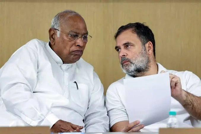 स्वतंत्रता दिवस पर सियासी दूरी: लाल किले के समारोह में मल्लिकार्जुन खर्गे और राहुल गांधी की गैरहाजिरी से बवाल