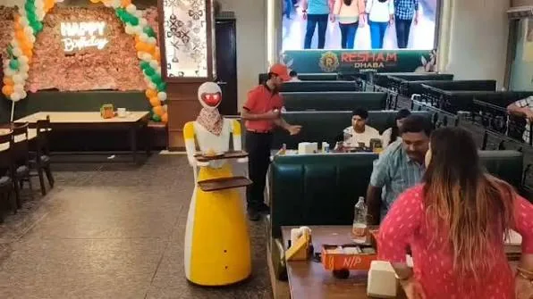 अनूठा प्रयोग: मुरथल के रेशम ढाबे पर रोबोट वेटर कर रहे हैं भोजन सर्व