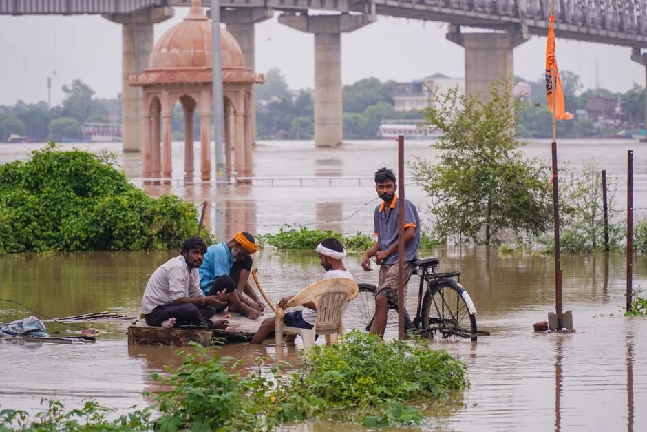 वाराणसी में गंगा का जलस्तर बढ़ने से निचले इलाकों में बाढ़ का खतरा
