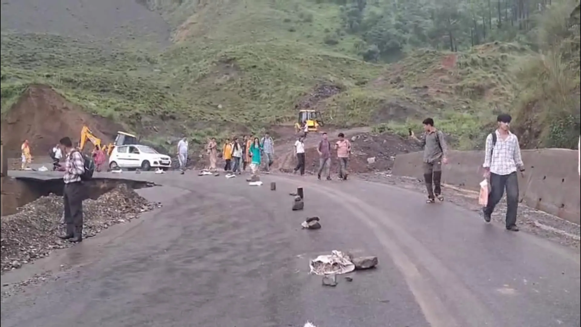 पहाड़ी की सुरक्षा: मंडी के विक्टोरिया पुल के पास हिल स्लोप तकनीक से मजबूत हुई दरकती पहाड़ियां