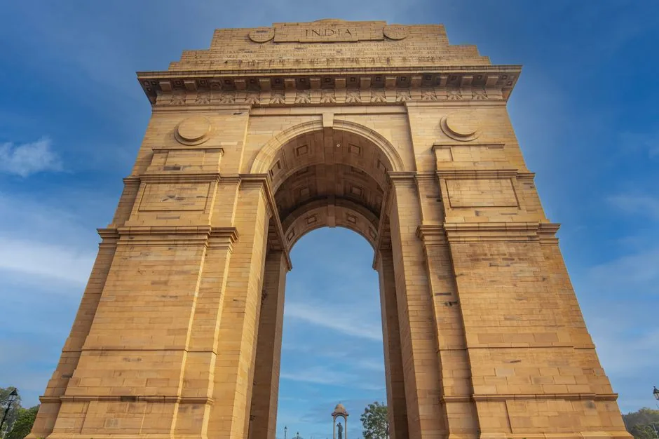 ऐतिहासिक धरोहर: इंडिया गेट का निर्माण किसने करवाया और इस पर किन शहीदों के नाम दर्ज हैं