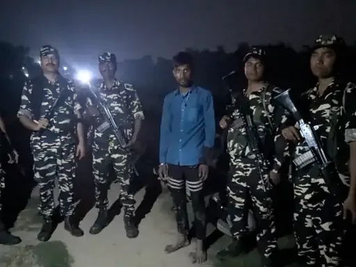बड़ी कार्रवाई: भारत-नेपाल सीमा पर एसएसबी और बिहार पुलिस ने दो तस्करों को दबोचा, अवैध शराब और बाइक बरामद