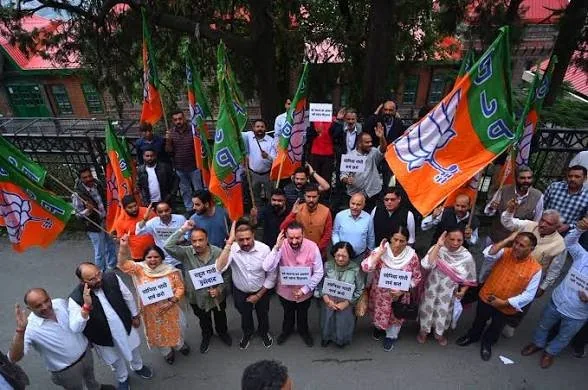 राजनीतिक घमासान: राष्ट्रगीत के मुद्दे पर हिमाचल विधानसभा के बाहर कांग्रेस और भाजपा का जोरदार प्रदर्शन