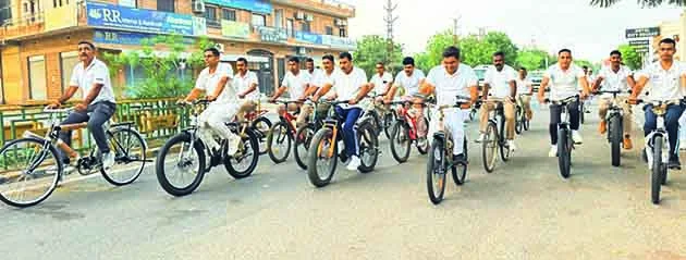 फिटनेस संदेश: पुलिस अधिकारियों ने साइकिल चलाकर दिया स्वस्थ रहने का अनूठा संदेश