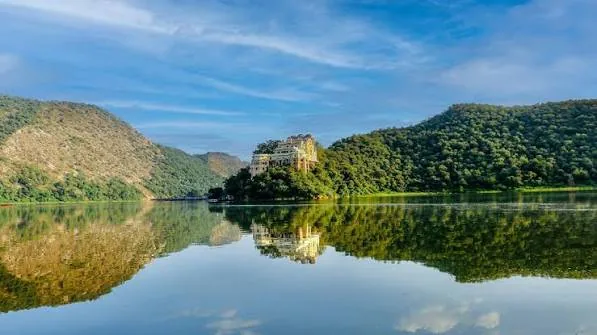अलवर के ऐतिहासिक बड़ा तालाब क्षेत्र में सौंदर्य प्रसाधन और पक्षी विहार परियोजना का शिलान्यास