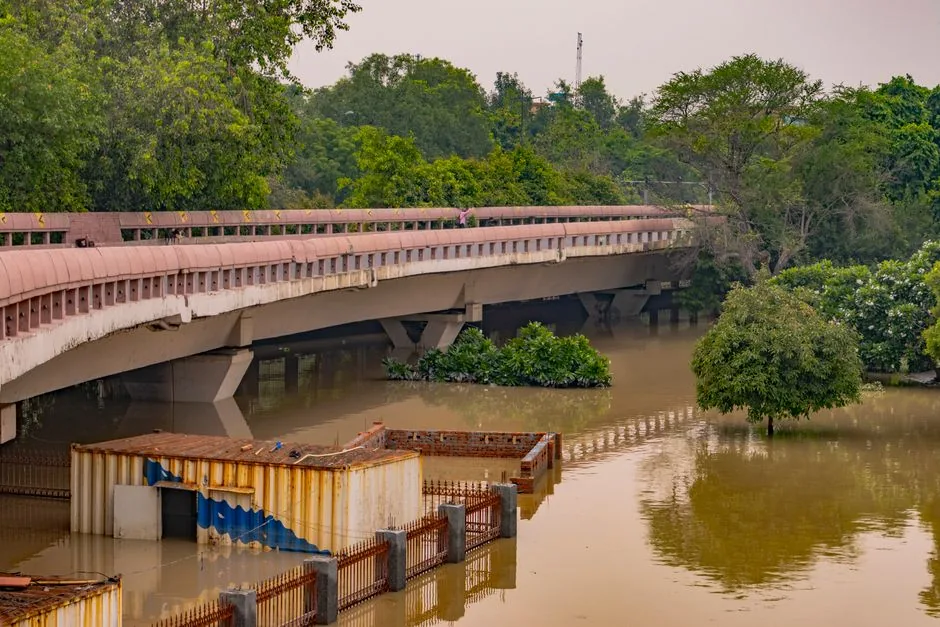 मौसम और कूटनीति: 26 राज्यों में बारिश के आसार, नेपाल जलप्रलय में मौतें 675 पार और मोहन भागवत का अमेरिका दौरा