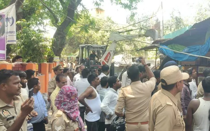 लखनऊ के हजरतगंज में नगर निगम का अतिक्रमण हटाओ अभियान, व्यापारियों ने किया हंगामा