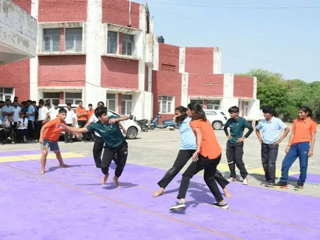 राष्ट्रीय खेल दिवस पर सीबीएलयू में आयोजित कबड्डी प्रतियोगिताओं ने खींचा सबका ध्यान खिलाड़ियों के शानदार प्रदर्शन और छात्रों के भारी उत्साह से गूंजा विश्वविद्यालय परिसर