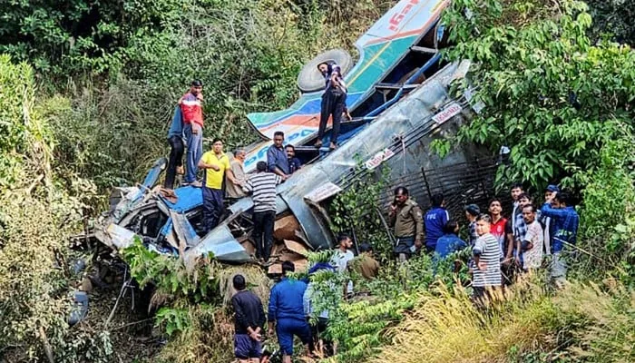 उत्तराखंड में बड़ा हादसा: ब्रेक फेल होने से यात्रियों से भरी बस पलटी, दो लोगों की मौत की आशंका