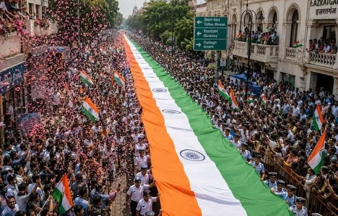 देशभक्ति का अनोखा जज्बा: स्वतंत्रता दिवस की पूर्व संध्या पर लखनऊ में युवाओं ने निकाली 20 किमी लंबी विशाल तिरंगा यात्रा