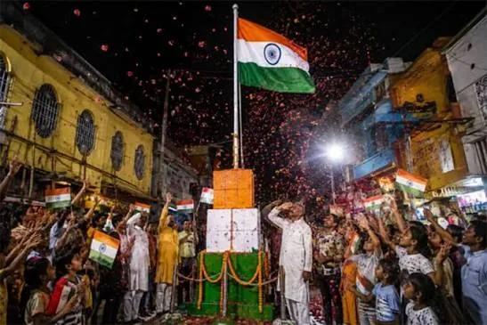 आधी रात का जश्न: पूर्णिया में 1947 से चली आ रही परंपरा के तहत फहराया गया तिरंगा