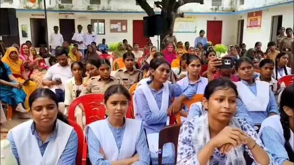 अनोखी पहल: विद्यालय के पूर्व विद्यार्थियों ने दिया साउंड सिस्टम