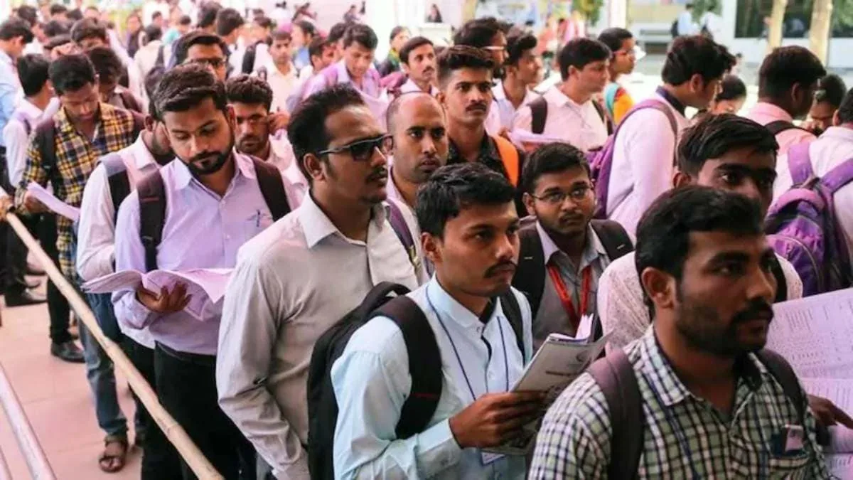रोजगार संकट: युवाओं की बेरोजगारी घटी, लेकिन ग्रेजुएट नौकरी के लिए अब भी परेशान