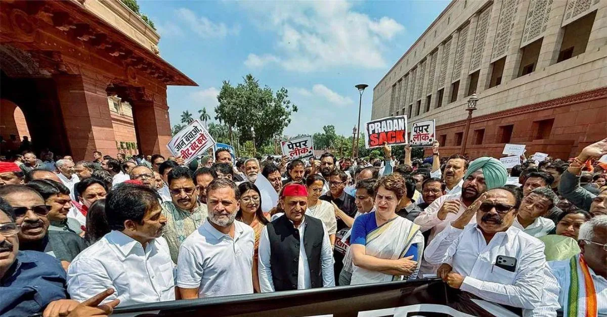 संसद में हंगामा: मकर द्वार पर इंडिया ब्लॉक का प्रदर्शन, विपक्षी सांसदों की अहम बैठक आज