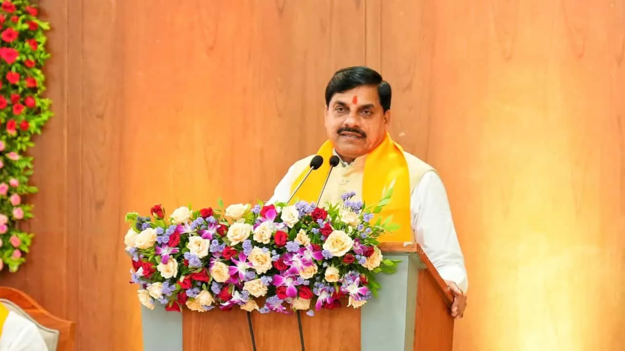 सख्त एक्शन: जन-विश्वास अभियान के तहत सीएम मोहन यादव ने लापरवाही बरतने वाले जिला पंजीयक को किया सस्पेंड