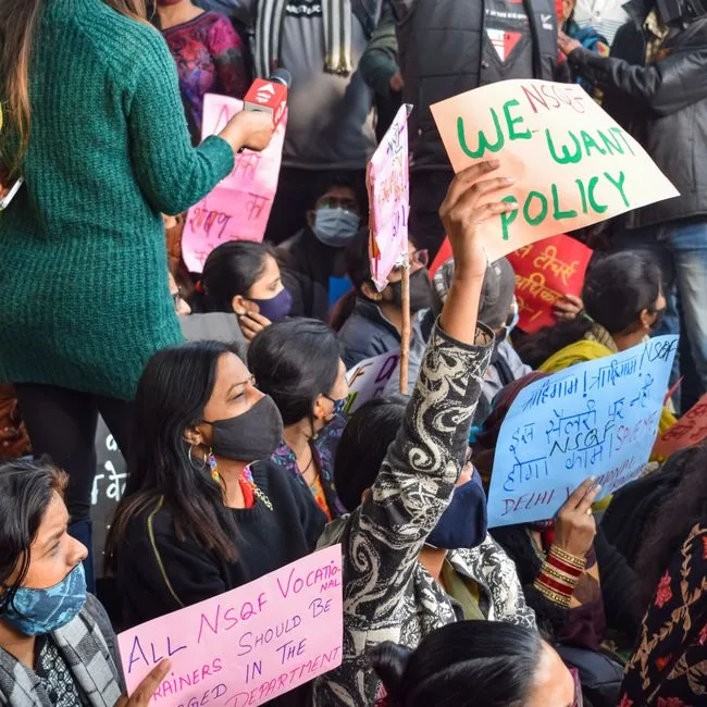 मेरठ में किसानों ने कृषि कानूनों और खाद की किल्लत को लेकर कलेक्ट्रेट पर किया प्रदर्शन
