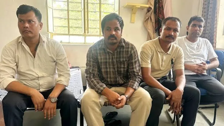 अयोध्या रिश्वत मामले में चार पुलिसकर्मी निलंबित