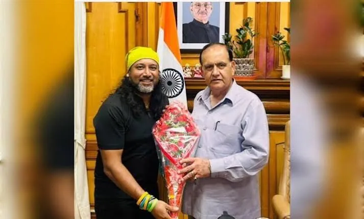 विशेष मुलाकात: विश्व प्रसिद्ध साइकिल चालक सौम्य देबनाथ ने राज्यपाल से की शिष्टाचार भेंट
