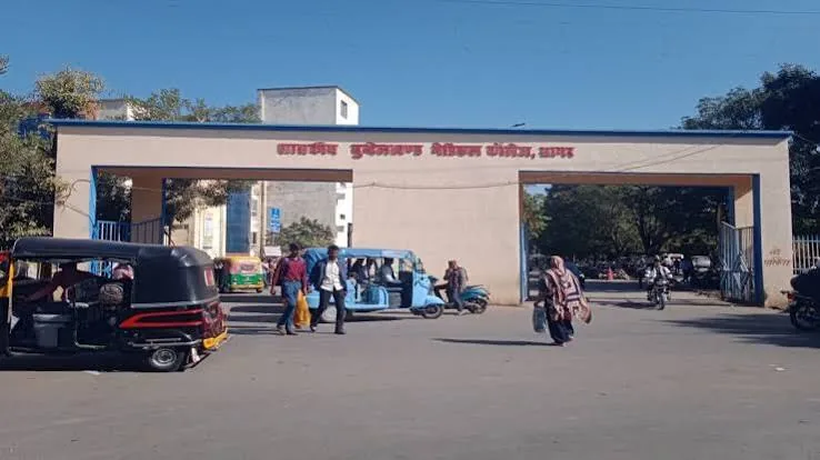 महाराष्ट्र में बड़ा प्रशासनिक बदलाव: सांगली का निजी मेडिकल कॉलेज कंपनी के रूप में पंजीकृत, छात्रों की सरकारी सहायता पर संकट