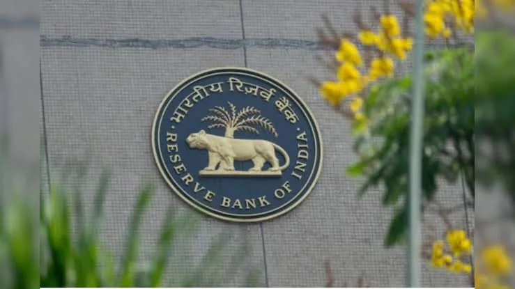 आरबीआई के नीति संकेतों में महंगाई बढ़ने पर दरें बढ़ाने की संभावना