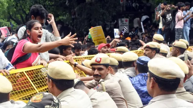 सरकारी नौकरियों का संकट: रोजगार की मांग को लेकर सड़कों पर उतरे युवाओं पर पुलिस द्वारा आंसू गैस का इस्तेमाल
