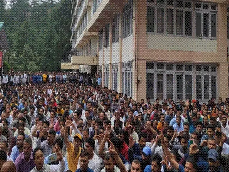 पेंशन बहाली की मांग: एचपीएसईबीएल कर्मचारियों ने विधायक केवल सिंह पठानिया को सौंपा ज्ञापन