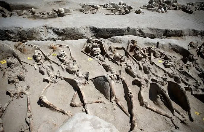 प्राचीन एथेंस का रहस्य: सामूहिक कब्र से जंजीरों में बंधे मिले अस्सी पुरुषों के अवशेष स्थानीय नागरिक होने की पुष्टि