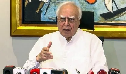 तीखे सवाल: विदेश में बोलने और देश में चुप रहने पर सिब्बल ने भागवत से मांगे जवाब
