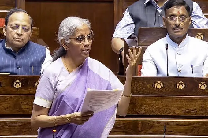 राजनीतिक जुबानी जंग: वित्त मंत्री सीतारमण ने वाम दलों पर साधा निशाना, तथ्यों से भागने का लगाया आरोप