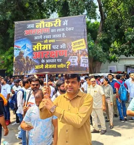 आरक्षण पर उबाल: जंतर-मंतर पर युवा कर रहे जाति आधारित आरक्षण का विरोध
