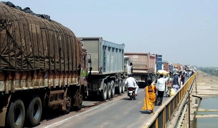 हमीरपुर में बेतवा पुल पर ट्रक खराब, हाईवे पर लगा लंबा जाम