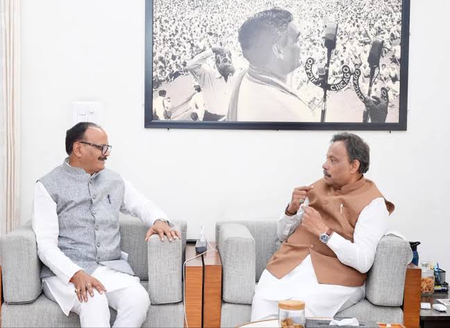 Up politics : ब्रजेश पाठक से मिले विनोद तावड़े,बढ़ी हलचल