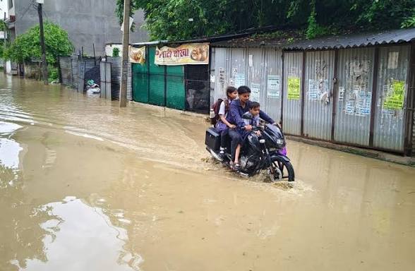 राप्ती नदी के कटान से सिसवारा घाट की सड़क पर संकट, आधी सड़क नदी में समाई