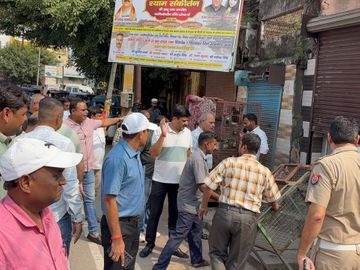Ambedkar Nagar: अतिक्रमण हटाने पहुंची प्रशासनिक टीम का विरोध, महिलाओं ने लाठी-डंडों से किया प्रदर्शन