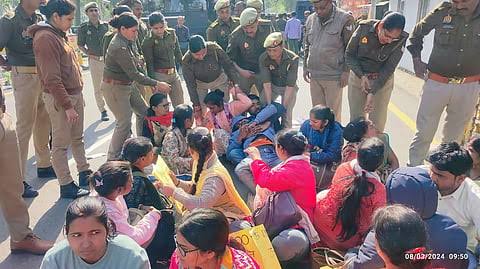 68,500 सहायक अध्यापक भर्ती के अभ्यर्थियों का लखनऊ में प्रदर्शन, डिप्टी CM आवास पहुंचे