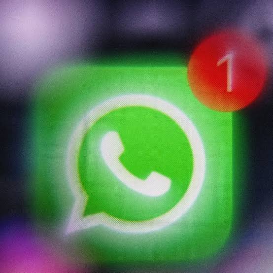 मथुरा में सपा नेता की WhatsApp चैट वायरल, महिला बैंककर्मी को IAS बनाने का प्रलोभन देने का आरोप