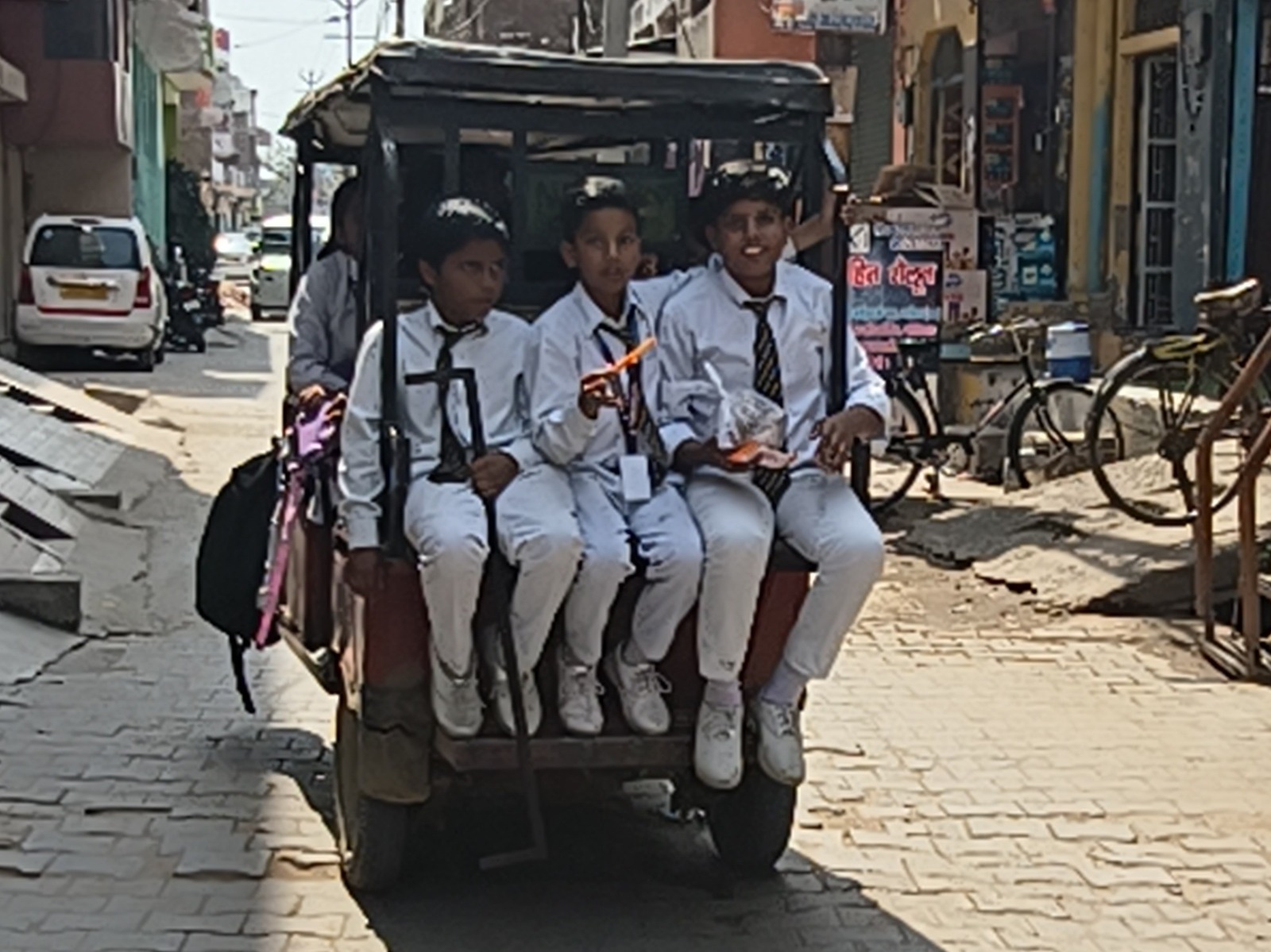हाथरस में स्कूली बच्चों की सुरक्षा पर सवाल, क्षमता से अधिक बच्चों को ले जाते ई-रिक्शा