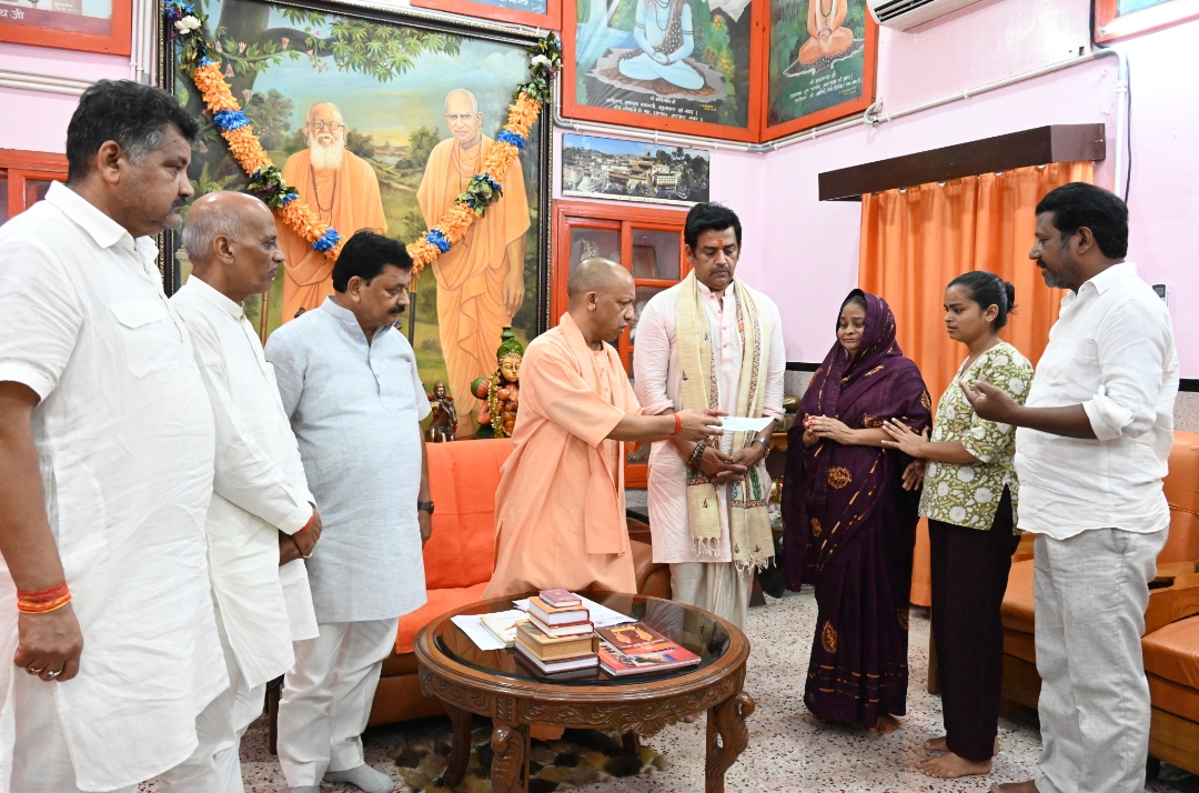 गोरखनाथ मंदिर में CM योगी ने पीड़ित परिवारों से की मुलाकात, 2-2 लाख की मदद