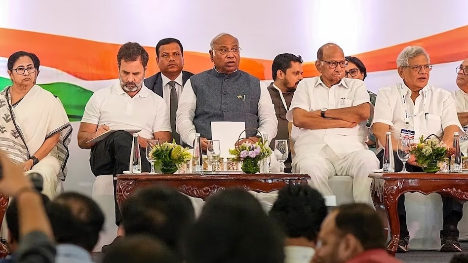 SIR विवाद के बीच अखिलेश यादव INDIA ब्लॉक की बैठक से रहेंगे दूर