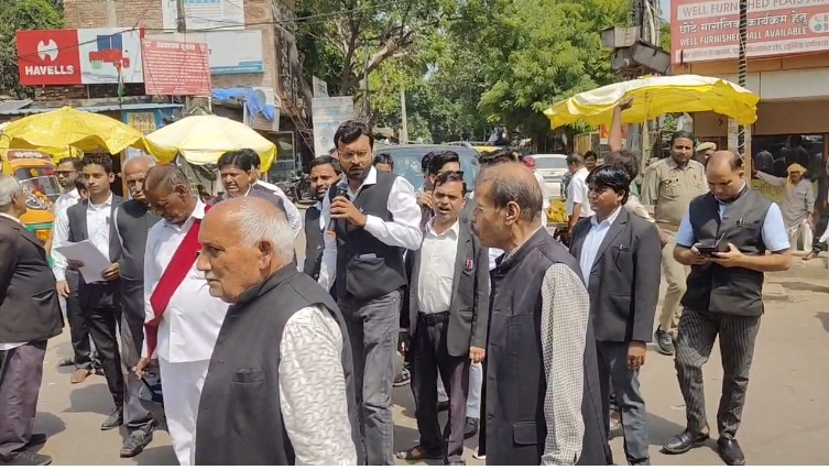 अधिवक्ता प्रोटेक्शन एक्ट लागू करने की मांग, हमीरपुर में अधिवक्ताओं की हड़ताल