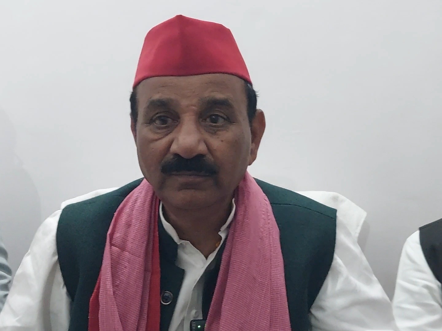 Raebareli : बंद स्कूल में शिक्षक दिवस मनाने पहुंचे सपा प्रदेश अध्यक्ष, पुलिस ने रोका