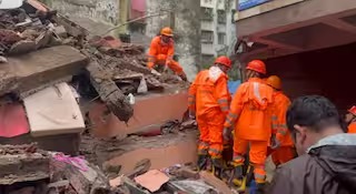 Moradabad में बारिश के बीच भरभराकर गिरी तीन मंजिला इमारत