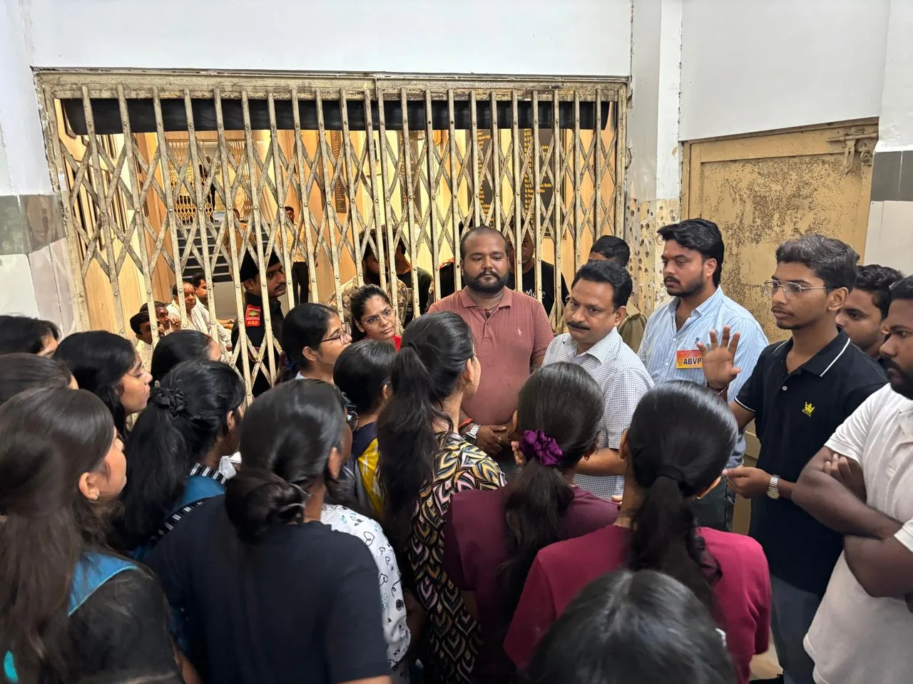 हॉस्टल में हंगामा: लखनऊ विश्वविद्यालय के कैलाश हॉस्टल में भोजन में कीड़े और बाल मिलने पर भारी विरोध