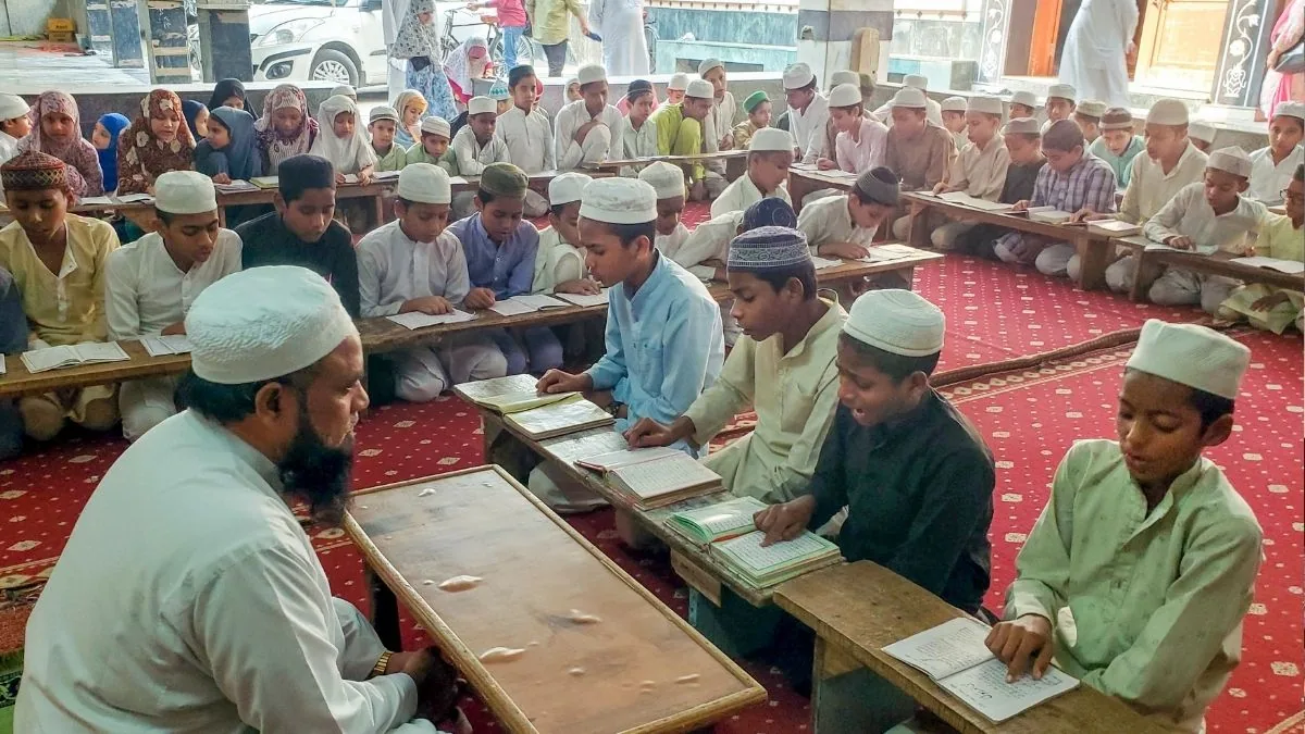 बड़ा प्रशासनिक कदम: बंगाल में 232 मदरसे तुरंत बंद, 100 को कारण बताओ नोटिस जारी