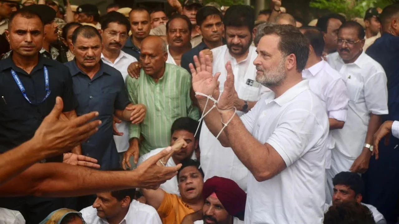 राजनीतिक घमासान: दिल्ली में दलित उत्पीड़न पर सियासत और यूपी के जंतर मंतर की चर्चा